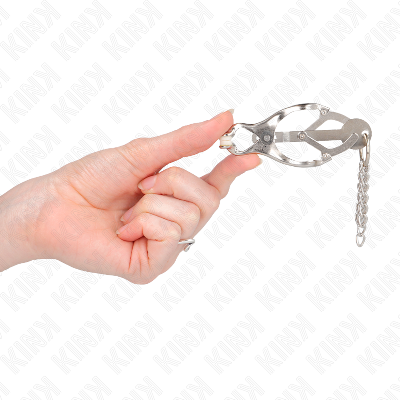 Pinze per capezzoli KINK NIPPLE GRIP con catene argento, design trifo-glio giapponese, visibile sulla immagine.