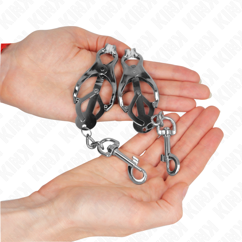 Pinze per capezzoli KINK Nipples Grip con ganci trifulco giapponese e dettagli argento, visibili in primo piano nell'immagine.