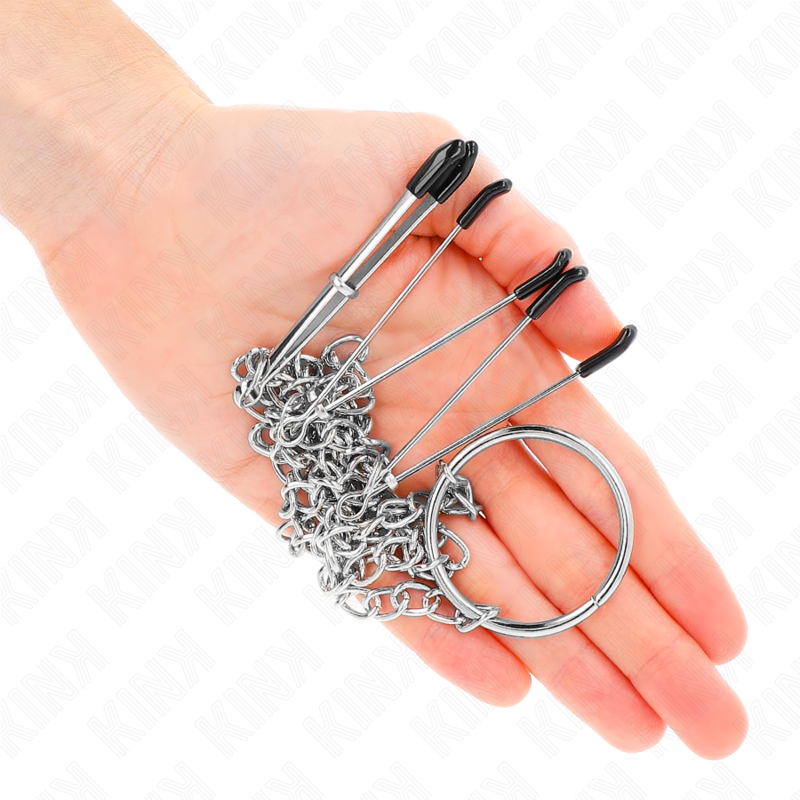Pinze per capezzoli e clitoride KINK NIPPLE GRIP con catena, modello 1, in metallo, visibili sull'immagine.