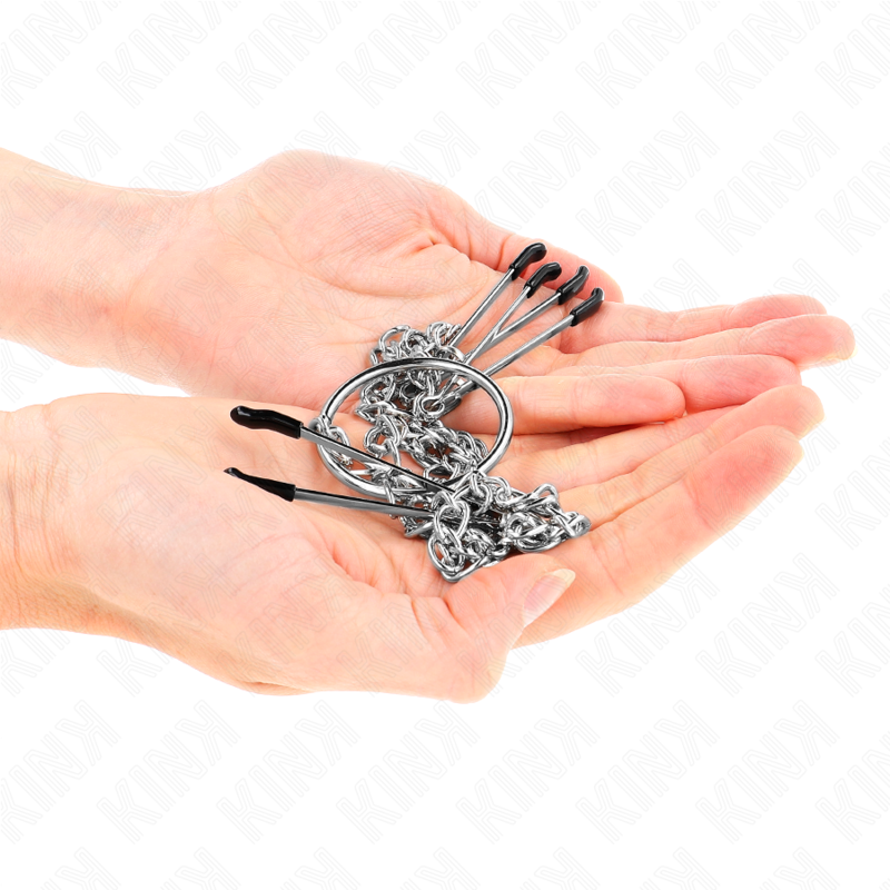 Pinze per capezzoli tripli e clit KINK NIPPLE GRIP con catena, modello 1, visibili in primo piano su sfondo neutro.