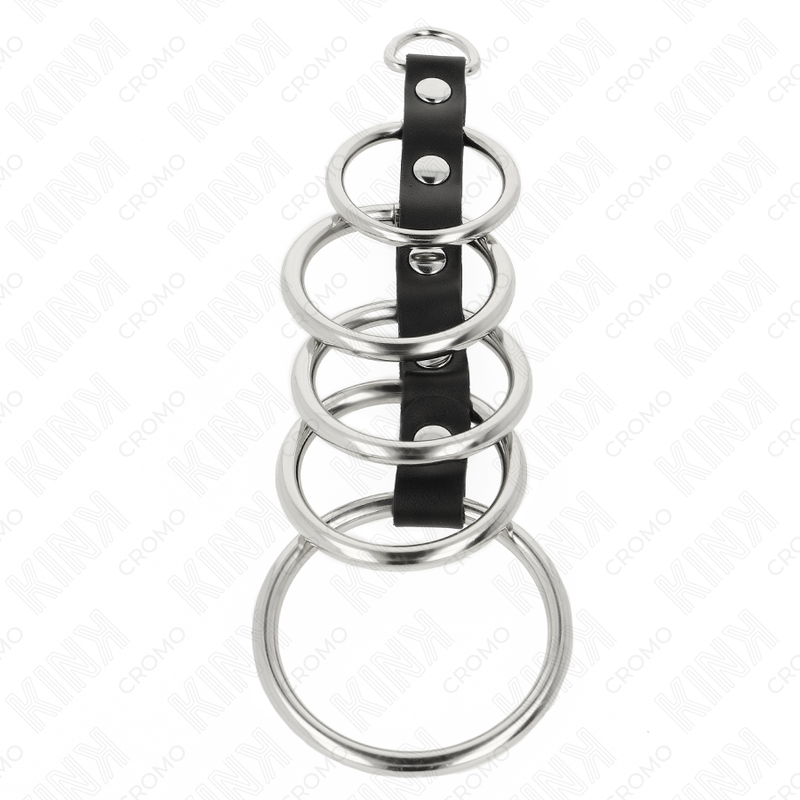 Anelli per pene in metallo KINK RING POWER, 5 pezzi collegati da pelle, vari diametri da 3,2 cm a 5 cm, su sfondo bianco.