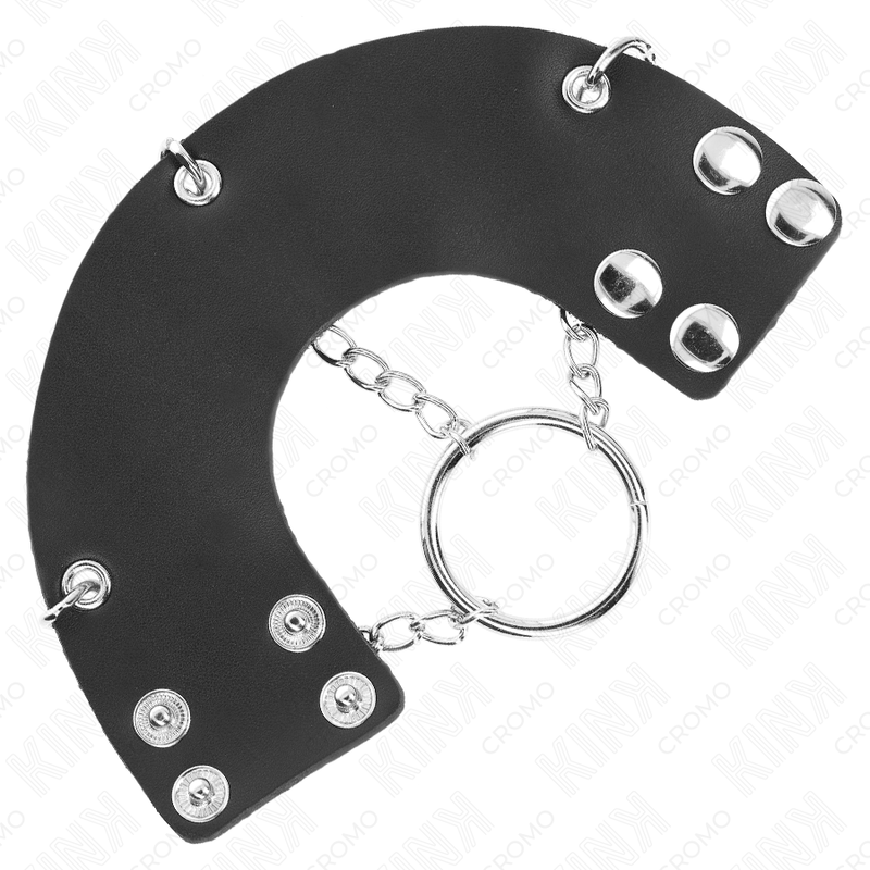 Anello per pene KINK in metallo con catena da 4 cm e cintura in pelle, mostrato su modello, dettagli metallici e cinturino in pelle.