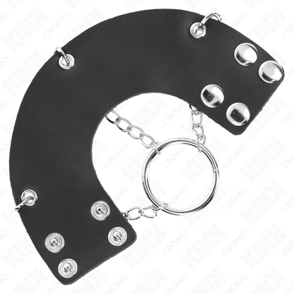 Anello per pene KINK in metallo con catena da 4 cm e cintura in pelle, mostrato su modello, dettagli metallici e cinturino in pelle.