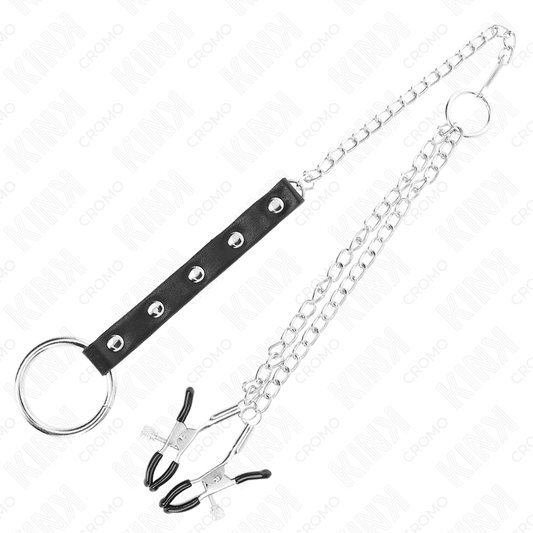 Anello per pene in metallo KINK RING POWER con catena e morsetti per capezzoli regolabili, visibile in primo piano.