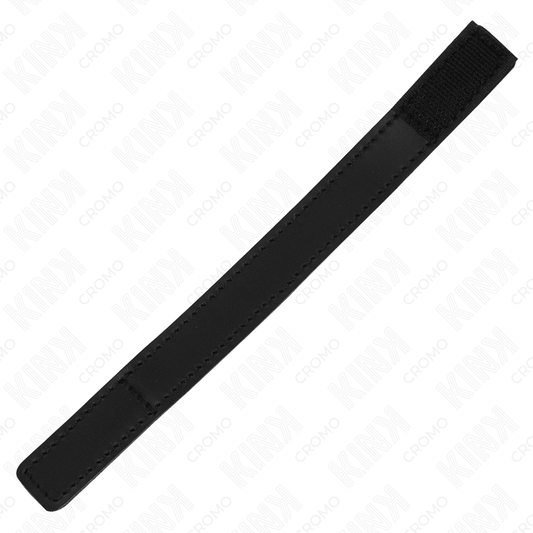 Anello per pene KINK in pelle con chiusura in velcro, misura 20x2 cm, prodotto della linea KINK RING POWER, in dettaglio.