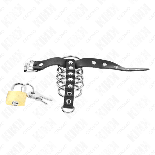Anello per pene in pelle KINK con cinghia di blocco e cinque anelli in metallo, misura 21x2 cm, in uso su un modello.