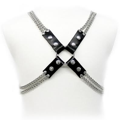 Imbracatura a catena in pelle LEATHER BODY con dettagli metallici, visibile nella foto.