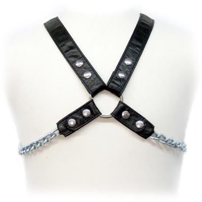 Imbracatura a catena LEATHER BODY in pelle con dettagli metallici, indossata su un modello femminile.