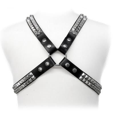 Imbracatura in pelle con borchie piramidali di Leather Body, display di dettaglio sulla fibbia e le borchie sul petto.