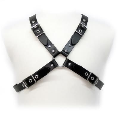 Imbracatura in pelle con fibbia nera per uomo, dettaglio di cintura e fibbia robusta, stile elegante e resistente.