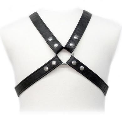 Imbracatura in pelle Leather Body Lasic indossata come vestito, dettaglio di design elegante e moderno.