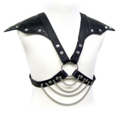 Immagine di un corpo in pelle con dettagli in metallo e spalle in stile LEATHER BODY, con cuciture e finiture in evidenza.