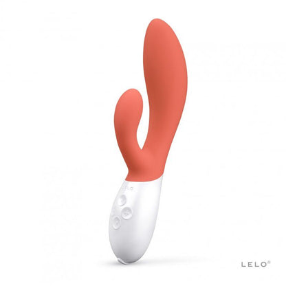 Vibratore di lusso LELO INA 3 con design a coniglio color corallo, silicone morbido e dettagli eleganti.