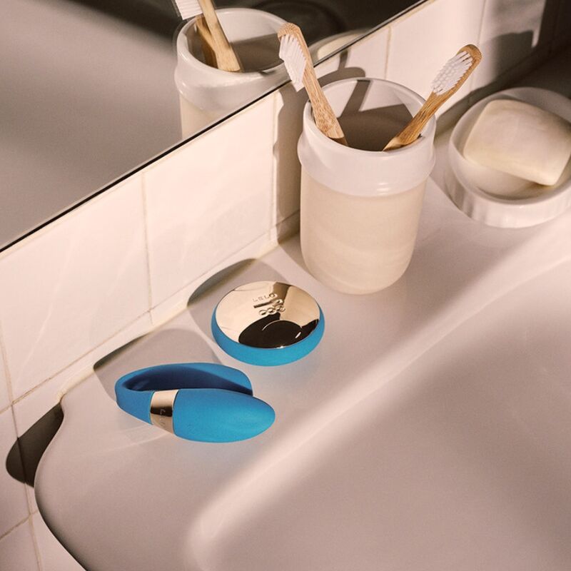 Massaggiatore di coppia LELO Tiani Duo blu, dispositivo per massaggi intimi e piacere di coppia, con design ergonomico.