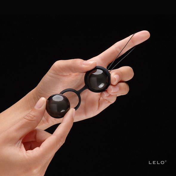 Sfere cinesi Luna Beads Noir di LELO, eleganti sfere di benessere in nero con superficie liscia e dettagli raffinati.