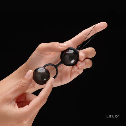 Sfere cinesi Luna Beads Noir di LELO, eleganti sfere di benessere in nero con superficie liscia e dettagli raffinati.