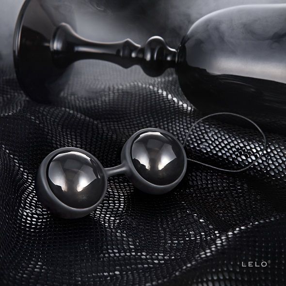 Sfere cinesi Luna Beads Noir di LELO, elegante set di sfere in nero con superficie liscia, ideale per esercizi di Kegel e benessere.