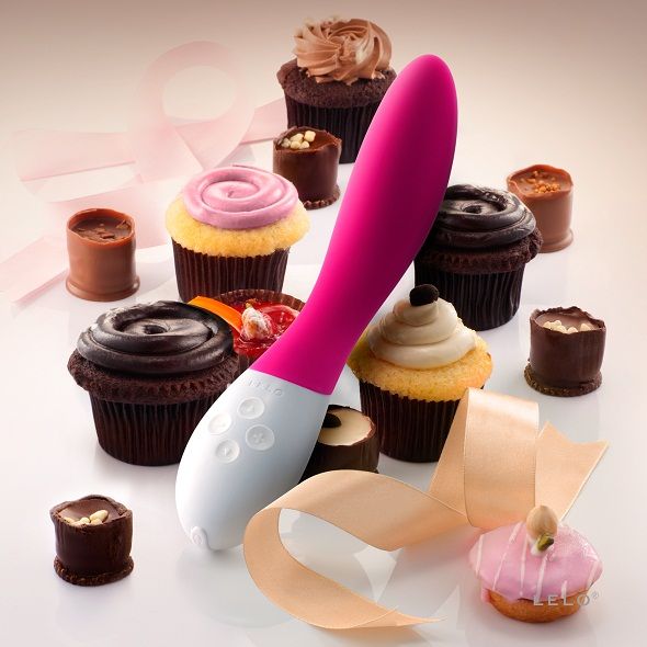 Vibratore LELO Mona 2 color ciliegia, design elegante e ergonomico per stimolazione clitoridea e interno.