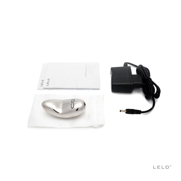 Vibratore LELO YVA in acciaio inossidabile, elegante e resistente, mostra il design liscio e lucido del prodotto.
