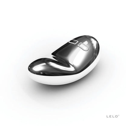 Vibratore Yva LELO in acciaio inossidabile, elegante e liscio, con design moderno e superficie lucida, perfetto per il piacere.