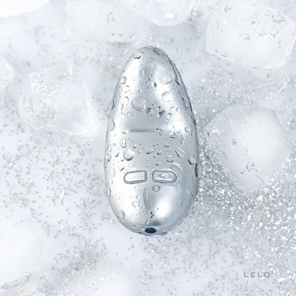 Vibratore Yva in acciaio inossidabile di LELO, design elegante e superficie liscia, ideale per stimolazione precisa e raffinata.