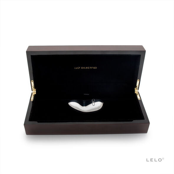 Vibratore LELO YVA in acciaio inossidabile, design elegante e lucido, con superficie liscia e forma ergonomica.