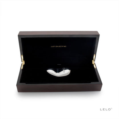 Vibratore LELO YVA in acciaio inossidabile, design elegante e lucido, con superficie liscia e forma ergonomica.