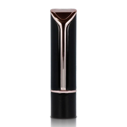 Rossetto vibrante Lips Style Shia con finitura lucida, colore intenso e design elegante, visibile nella foto.