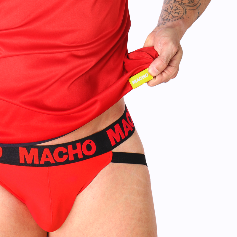 Maglietta rossa MACHO UNDERWEAR, modello S/M, con tessuto morbido e vestibilità confortevole, visibile in primo piano nell'immagine.