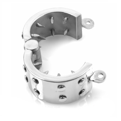 Anello in metallo METAL HARD per il trattamento dell'erezione, realizzato in castite, visibile in primo piano.