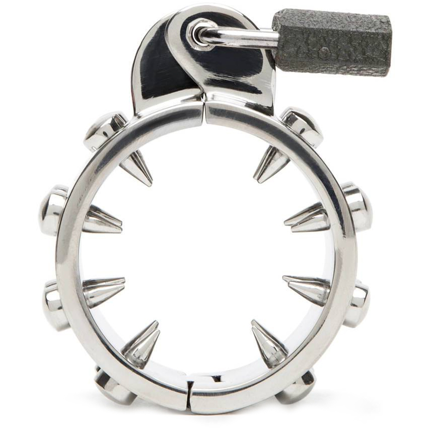 Anello di castità in metallo METAL HARD, dispositivo di sicurezza antierezione, mostrato in primo piano.
