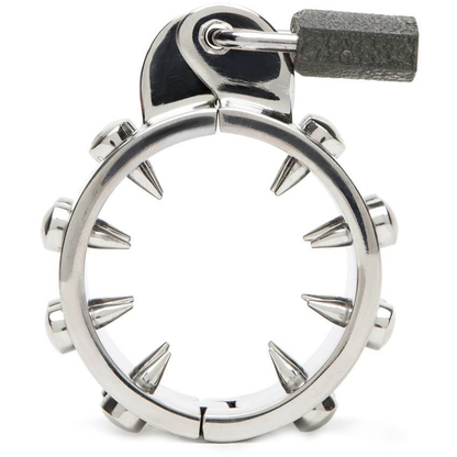 Anello di castità in metallo METAL HARD, dispositivo di sicurezza antierezione, mostrato in primo piano.