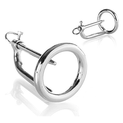 Anello premistoppa in metallo della marca METAL HARD con tappo, visibile in primo piano su sfondo neutro.