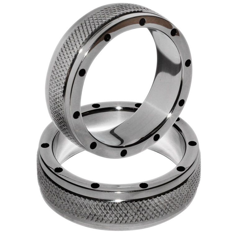 ANELLO in metallo METAL HARD per pene e testicoli, lunghezza 50mm, con superficie robusta e resistente, adatto per uso intimo.