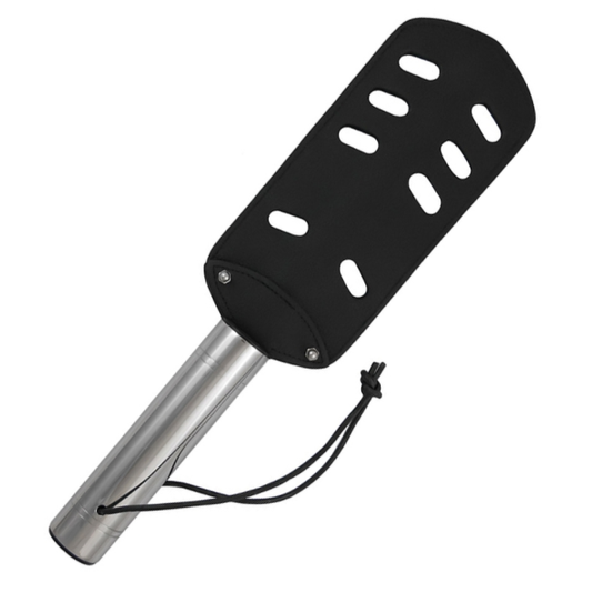 Pagaia originale in cuoio e metallo METAL HARD con fori, robusta e resistente, ideale per strumenti musicali o accessori.