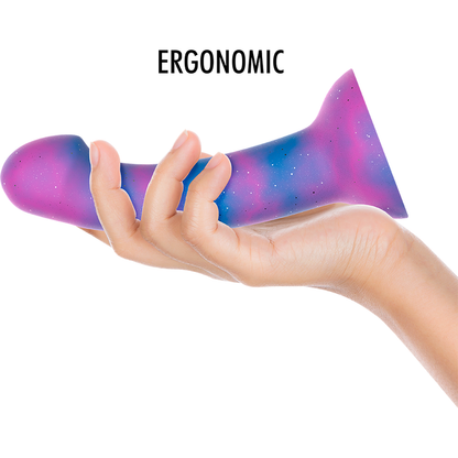 Dildo Mythology Dion Galactic, modello M, con dettagli decorativi e superficie liscia, in silicone di alta qualità.