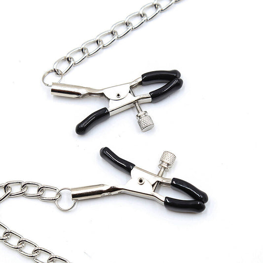 Dettaglio di un prodotto OHMAMA FETISH con dettagli in tessuto nero e accessori in metallo, visibile in primo piano nell'immagine.