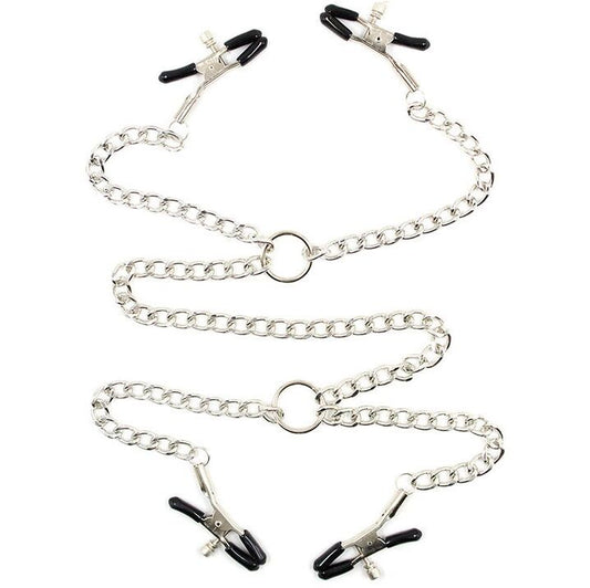 Morsetti per capezzoli OHMAMA FETISH con catene, accessorio fetish in metallo con dettagli decorativi, su sfondo neutro.