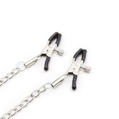 Bavaglio ad anello con catenelle e pinze per capezzoli del marchio OHMAMA FETISH, dettagli in metallo e design provocante