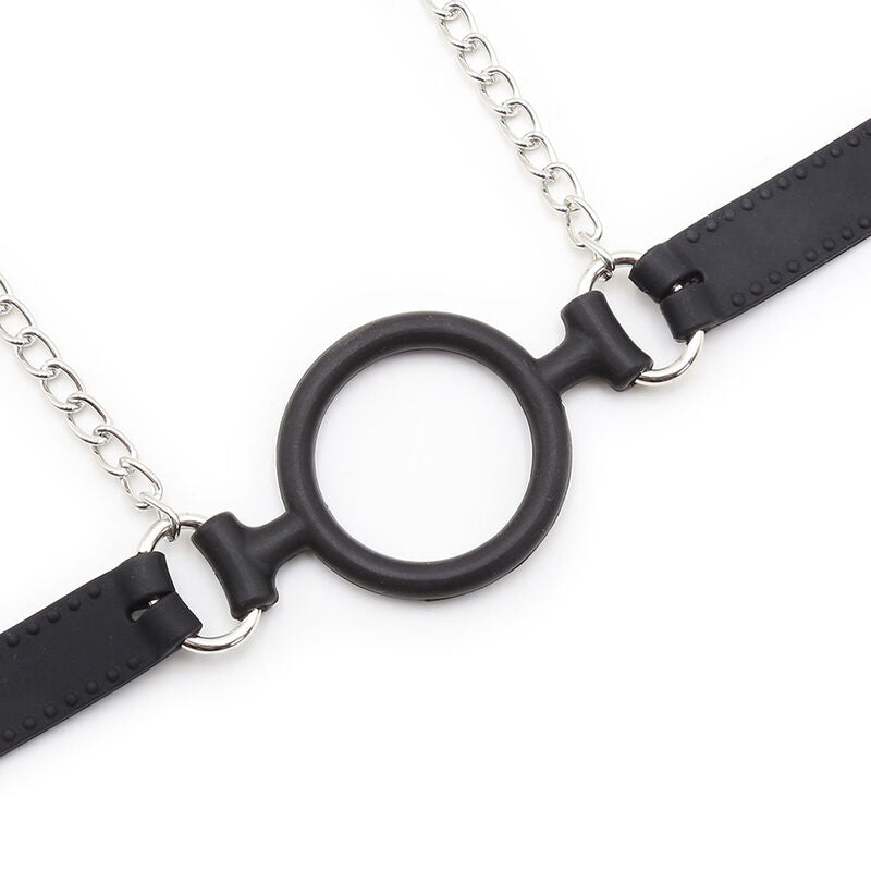 Bavaglio ad anello OHMAMA FETISH con catenelle e pinze per capezzoli, in evidenza in immagine.