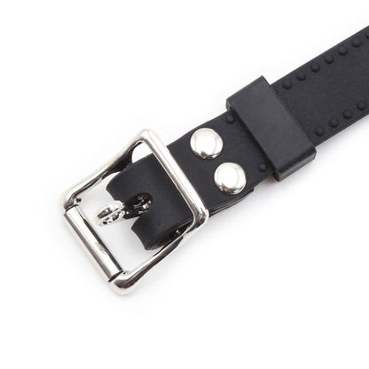 Bavaglio ad anello con catenelle e pinze per capezzoli OHMAMA FETISH, accessori BDSM in metallo e pelle.
