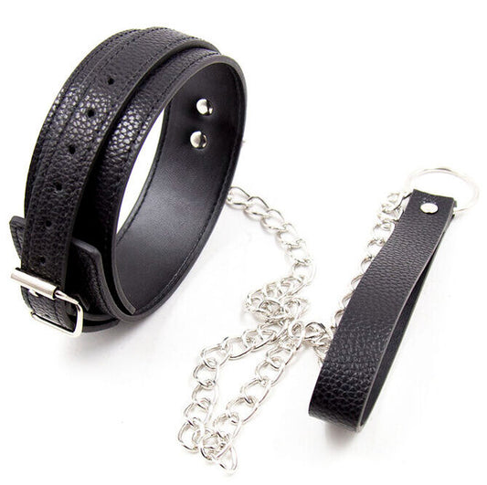 Collana OHMAMA FETISH con motivo a forma di serpente in metallo, elegante e dettagliata, indossata sul collo.