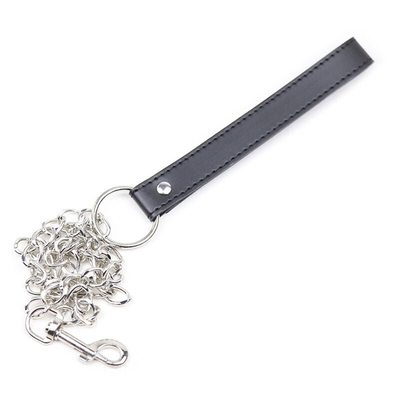 Collana di sottomissione OHMAMA FETISH con tre anelli in metallo, dettaglio di accessorio fetish e bondage.