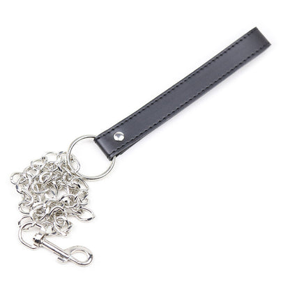 Collana di sottomissione OHMAMA FETISH con tre anelli in metallo, dettaglio di accessorio fetish e bondage.