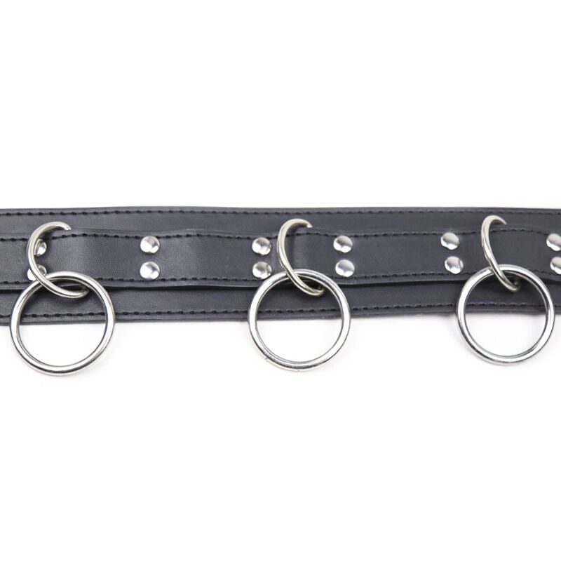 Collana di sottomissione OHMAMA FETISH con tre anelli in metallo, dettagli visivi sulla struttura e design robusto.