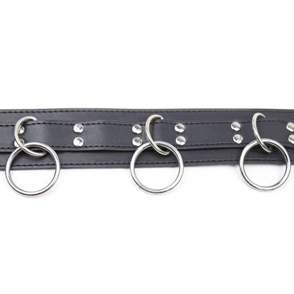 Collana di sottomissione OHMAMA FETISH con tre anelli in metallo, dettagli visivi sulla struttura e design robusto.