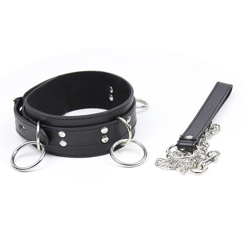 Collana di sottomissione OHMAMA FETISH con tre anelli in metallo, dettaglio di accessorio kink e fetish, visibile nell'immagine.