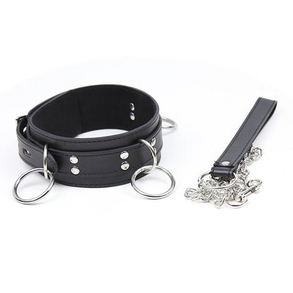 Collana di sottomissione OHMAMA FETISH con tre anelli in metallo, dettaglio di accessorio kink e fetish, visibile nell'immagine.
