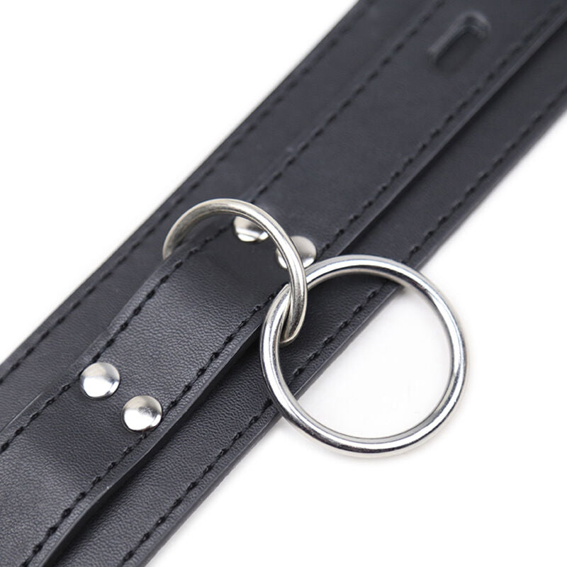 Collana di sottomissione OHMAMA FETISH con tre anelli in metallo, dettaglio elegante e simbolico per costume BDSM.