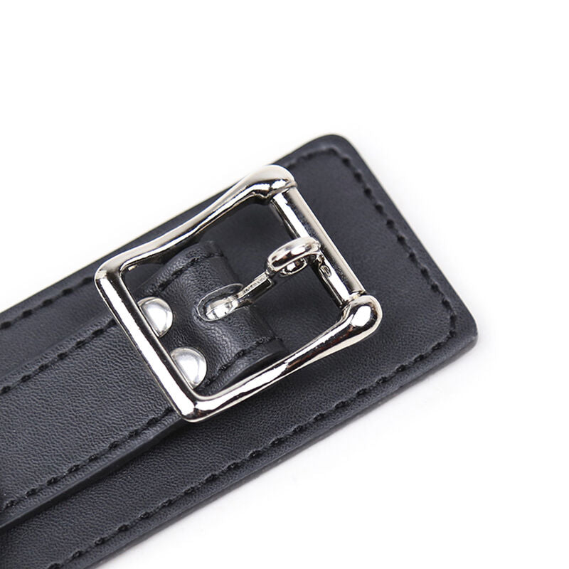 Collana di sottomissione OHMAMA FETISH con tre anelli in metallo, dettagliata e resistente, indossata su una modella.